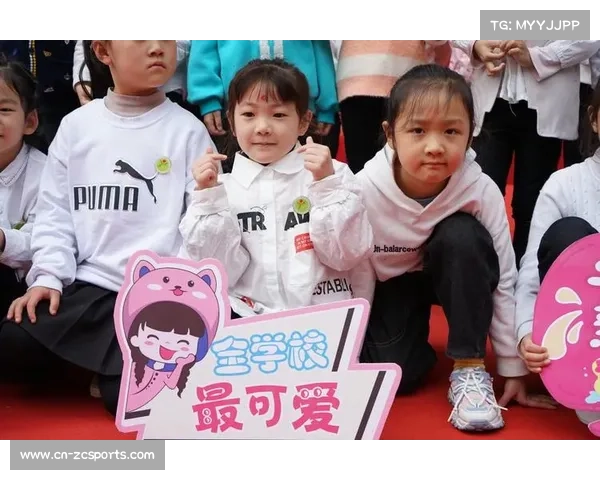 世界杯吉祥物校园巡演，小朋友互动热情高涨